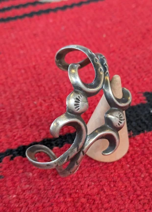 bracelet signé navajo sandcast ancien vintage amerindien argent western cowboy, merk: Navajo, staat: Heel goed, € 349,00, € 367,15 inclusief Kopersbescherming Pro