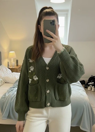 🌼 Gilet vert brodé marguerites – doux & printanier, marque: Indie Melville, état: Très bon état, taille: S / 36 / 8, 48,90 €, 52,05 € Protection acheteurs (Pro) incluse