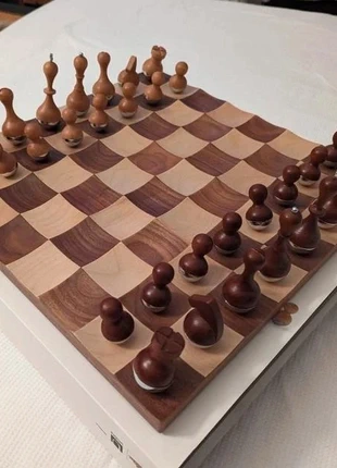 Umbra wooden wobble chess board, marque: Umbra, état: Très bon état, 48,00 €, 51,10 € Protection acheteurs incluse