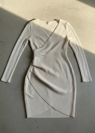 Robe beige croisée – maille douce, féminine, élégante, merk: Maison Solène Rosefield, staat: Heel goed, maat: M / 38 / 10, € 79,90, € 84,60 inclusief Kopersbescherming