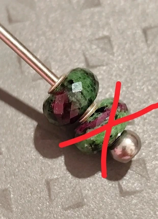 Charm rubis zoisite, marque: Pierre, état: Neuf sans étiquette, 24,00 €, 25,90 € Protection acheteurs incluse