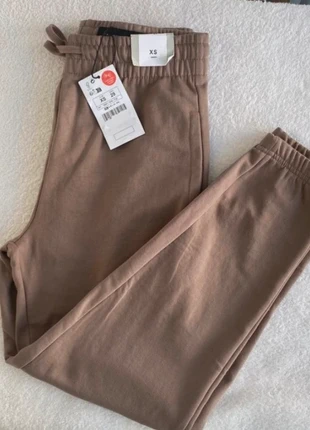 Calças de fato de treino Lefties XS - Nova com Etiqueta -, brand: Lefties, condizioni: Nuovo con cartellino, taglia: XS / IT 38 / EU 34, €7.00, €8.05 include la Protezione acquisti