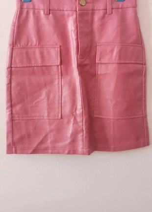 Falda rosa tipo cuero con bolsillos grandes · Estilo casual chic · Falda corta mujer, merk: Cherry Koko, staat: Heel goed, maat: S / 36 / 8, € 9,00, € 10,15 inclusief Kopersbescherming