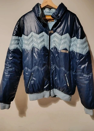 Crazy Vintage 80s Puffer Jacket - Shiny Two-Tone Blue Chevron Design, marca: Vintage Dressing, estado: Muito bom, tamanho: M, €24.95, €26.90 inclui Proteção do Comprador