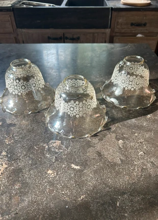 Set of 3 Vintage Etched Glass Lampshades – Floral Lace Pattern – Scalloped Edge, marque: Rare, état: Très bon état, 30,00 €, 32,20 € Protection acheteurs incluse