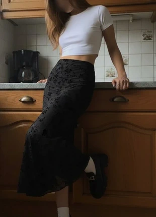 Jupe mi-longue noire (ou couleur principale) motif floral semi-transparent - 110, marque: gitru, état: Très bon état, taille: S / 36 / 8, 39,99 €, 42,69 € Protection acheteurs incluse