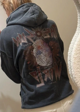 Colourful Rebel “The Sun On Tour” hoodie, merk: Colourful Rebel, staat: Heel goed, maat: XS / 34 / 6, € 10,00, € 11,20 inclusief Kopersbescherming