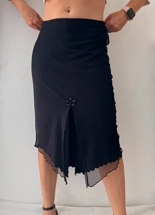 Gonna asimmetrica con spacco e fiore frontale / Asymmetrical skirt with slit and front flower, marca: Vintage Dressing, estado: Muito bom, tamanho: S / 36 / 8, €14.00, €15.40 inclui Proteção do Comprador