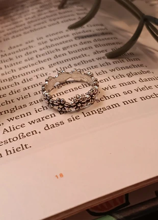 Ring Blümchen • Modeschmuck, merk: Hippie, staat: Heel goed, maat: 54.3 mm / 17.3 mm Ø, € 3,55, € 4,43 inclusief Kopersbescherming