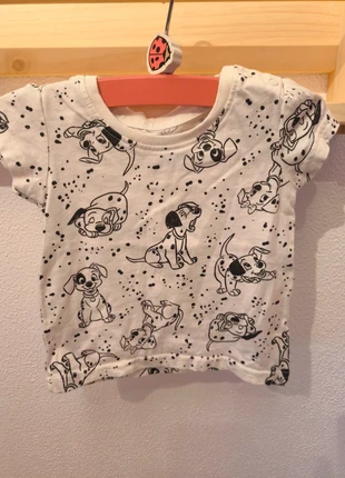 T-shirt 101 dalmatiers, marca: Primark, estado: Bom, tamanho: 6-9 meses / 68 cm, €1.00, €1.75 inclui Proteção do Comprador