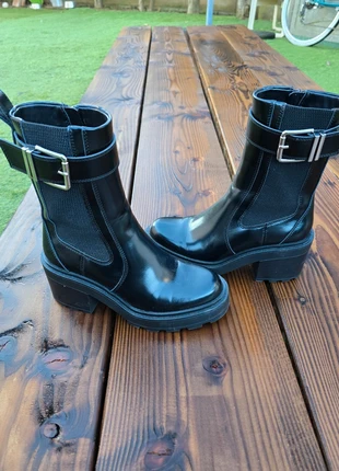 Bottines noires avec jolies détails pointure 36, peu portées, TBE, marque: Zara, état: Très bon état, taille: 36, 13,00 €, 14,35 € Protection acheteurs incluse