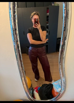 Broek leer rood, marque: Stradivarius, état: Neuf avec étiquette, taille: XXL / 44 / 16, 20,00 €, 21,70 € Protection acheteurs incluse