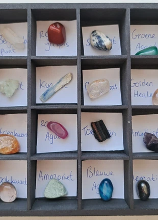 Edelstenen verzameling in houten verzamelbakje edelsteen natuursteen, état: Neuf sans étiquette, 10,00 €, 11,20 € Protection acheteurs incluse