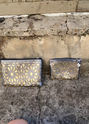 Lot de deux trous à maquillage, staat: Heel goed, € 4,00, € 4,90 inclusief Kopersbescherming