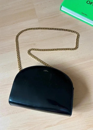 👜sac bandoulière demi lune, en cuir vernis, APC avec chaîne, brand: A.P.C., condizioni: Ottime, €147.60, €155.68 include la Protezione acquisti