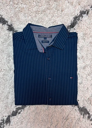 Chemise Bleu marine Tommy Hilfiger logo brodé XL homme très bon état, brand: Tommy Hilfiger, condizioni: Ottime, taglia: XL, €15.00, €16.45 include la Protezione acquisti