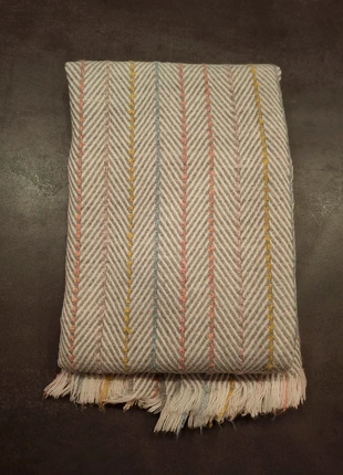 Schöner großer Schal hellgrau bunt gestreift neuwertig, marque: Gina, état: Très bon état, 4,00 €, 4,90 € Protection acheteurs incluse