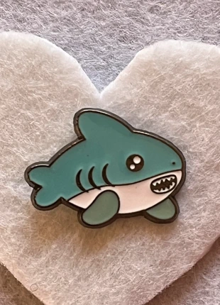 Spilla squalo pin, cute, kawaii, coquette, emo, punk, dark, gothic, y2k, brand: Gotha, condizioni: Ottime, €5.00, €5.95 include la Protezione acquisti