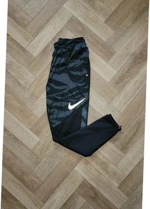 Bas Nike running Therma Shield noir - Taille L, marque: Nike, état: Très bon état, taille: L, 60,00 €, 63,70 € Protection acheteurs incluse