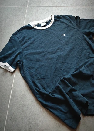 Diadora T-shirt Navy Ringer – Retro Sportwear 90s Style (vestibilità M), brand: Diadora, condizioni: Buone, taglia: M, €7.00, €8.05 include la Protezione acquisti