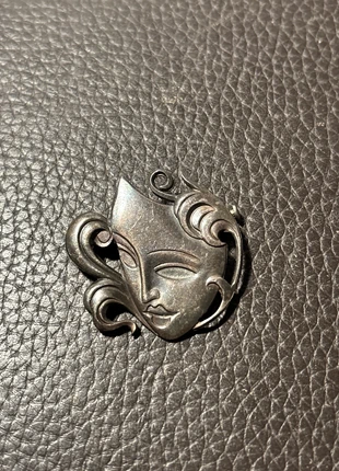 Ancienne Charmante broche à décor de masque Vénitien, état: Bon état, 10,00 €, 11,20 € Protection acheteurs incluse