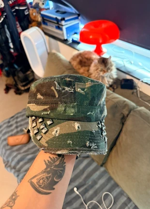 distressed studded camo army cap, merk: Opium, staat: Heel goed, maat: Universele maat, € 35,00, € 37,45 inclusief Kopersbescherming