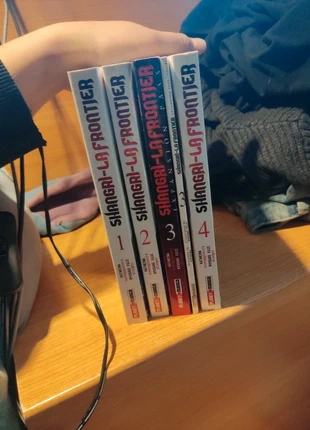 Vendo volumi da 1 a 4 Shangri-La Frontier, état: Neuf sans étiquette, 15,00 €, 16,45 € Protection acheteurs incluse