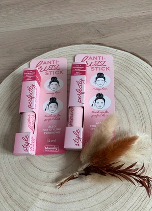 Lot 2 anti frizz stick cheveux 🌸, marque: Action, état: Neuf avec étiquette, 6,00 €, 7,00 € Protection acheteurs incluse