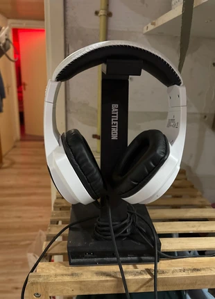 Casque et son repose casque qui fais de la lumière, marque: Action, état: Neuf sans étiquette, 5,00 €, 5,95 € Protection acheteurs incluse