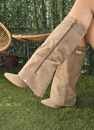 Carter · Bottes Santiags élégantes en suède taupe clair, merk: sans marque, staat: Heel goed, maat: 38, € 59,00, € 62,65 inclusief Kopersbescherming