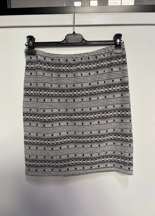 Jupe courte motif ethnique noir et blanc, marque: Vintage Dressing, état: Neuf sans étiquette, taille: M / 38 / 10, 7,00 €, 8,05 € Protection acheteurs incluse
