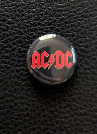 AC/DC button – rood logo met gele rand op zwart – 25mm, merk: AC/DC, staat: Nieuw zonder prijskaartje, € 1,50, € 2,28 inclusief Kopersbescherming