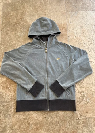 Veste à capuche Nike brodé vintage grise à logo doré femme, marque: Nike, état: Très bon état, taille: XS / 34 / 6, 23,00 €, 24,85 € Protection acheteurs incluse