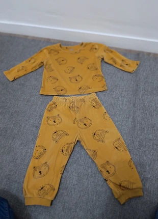 Pyjama deux pièces velours 18/24 mois, marque: Primark, état: Très bon état, taille: 18-24 mois / 86 cm, 2,00 €, 2,80 € Protection acheteurs incluse