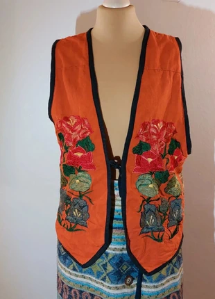 Gilet ,bohème brodé. Motifs floraux brodés– Taille M/L
., état: Très bon état, taille: M / 38 / 10, 38,00 €, 40,60 € Protection acheteurs incluse