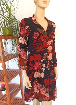 Vestido camisero largo negro con flores rojas – Talla S (36), marca: Akoz de toi, estado: Muy bueno, tamaño: S / 36 / 8, 12,00 €, 13,30 € Protección al comprador incluida