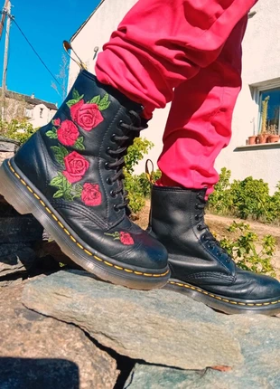 Dr. Martens Vonda roses brodées 37, marque: Dr. Martens, état: Très bon état, taille: 37, 110,00 €, 116,20 € Protection acheteurs incluse