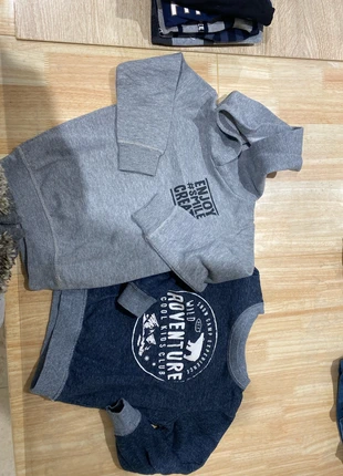 Lot de 2 sweats, marca: La Halle, estado: Bom, tamanho: 4 anos / 104 cm, €1.50, €2.28 inclui Proteção do Comprador