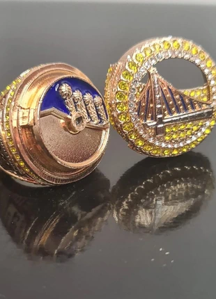 Bague chevalière style NBA Golden States Warriors 2022 Stephen Curry, doré/jaune strass, marque: bague, état: Neuf avec étiquette, taille: Ajustable, 32,97 €, 35,32 € Protection acheteurs (Pro) incluse
