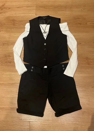 Petite low rise black bermuda shorts with buttons - twee/indie sleaze, brand: Topshop, condition: Very good, size: S / UK 8-10, £9.00, £10.15 includes Buyer Protection