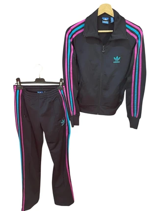 Big Trefoil Logo Adidas Vintage Tracksuit – Black with Pink, Blue & Purple Stripes – Size S, marque: adidas, état: Neuf sans étiquette, taille: S / 36 / 8, 39,99 €, 42,69 € Protection acheteurs incluse
