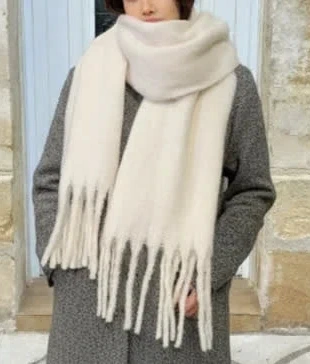 Écharpe blanche douce à franges, style minimaliste hivernal, taille unique, brand: lune blanche, condition: Very good, €27.90, €30.00 includes Buyer Protection