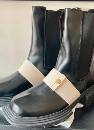 Bottines noire en cuir et ceinture beige, marque: Bottine, état: Neuf sans étiquette, taille: 39, 26,00 €, 28,00 € Protection acheteurs incluse