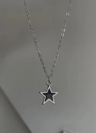 simple cool silver colored black star necklace, merk: y2k, staat: Nieuw zonder prijskaartje, € 10,49, € 11,71 inclusief Kopersbescherming