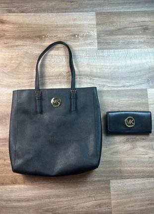 Sac à main Michael Kors noir avec Portefeuille Michael Kors noir - classique et élégant, marque: Michael Kors, état: Très bon état, 49,99 €, 53,19 € Protection acheteurs incluse