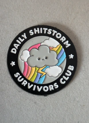 Pin’s Daily Shitstorm Survivors Club – Humour Noir & Vibe Rebelle, état: Très bon état, 3,00 €, 3,85 € Protection acheteurs incluse