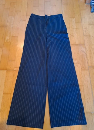 Pantalon de tailleur KIABI bleu marine à rayures blanches, marque: Kiabi, état: Neuf sans étiquette, taille: XS / 34 / 6, 6,00 €, 7,00 € Protection acheteurs incluse