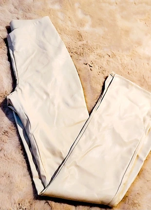 pantalon crème flare taille haute avec ceinture en V – H&M – femme – taille 34, marca: H&M, estado: Muito bom, tamanho: XS / 34 / 6, €6.00, €7.00 inclui Proteção do Comprador