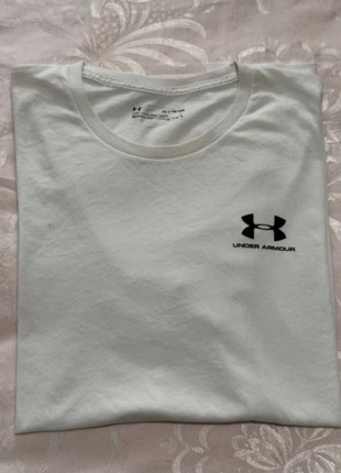 T-shirt Under Armour bianca da uomo, brand: Under Armour, condizioni: Ottime, taglia: XL, €5.00, €5.95 include la Protezione acquisti