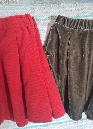 Saias cores natalicias uma vermelha e outra veludo castanha com muito brilho, merk: Mayoral, staat: Heel goed, maat: 8 jaar / 128 cm, € 4,00, € 4,90 inclusief Kopersbescherming